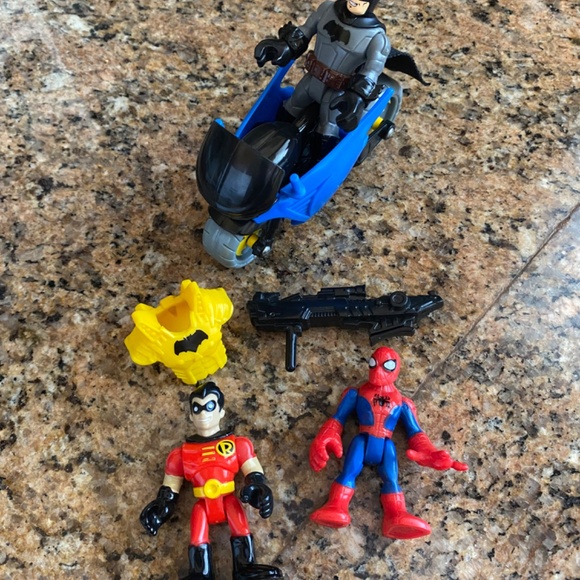 IMAGINEXT FISHER PRICE/HASBRO DC BATMAN W/SHIELD ROBIN SPIDER-MAN BAT CYCLE GUN - Picture 4 of 10